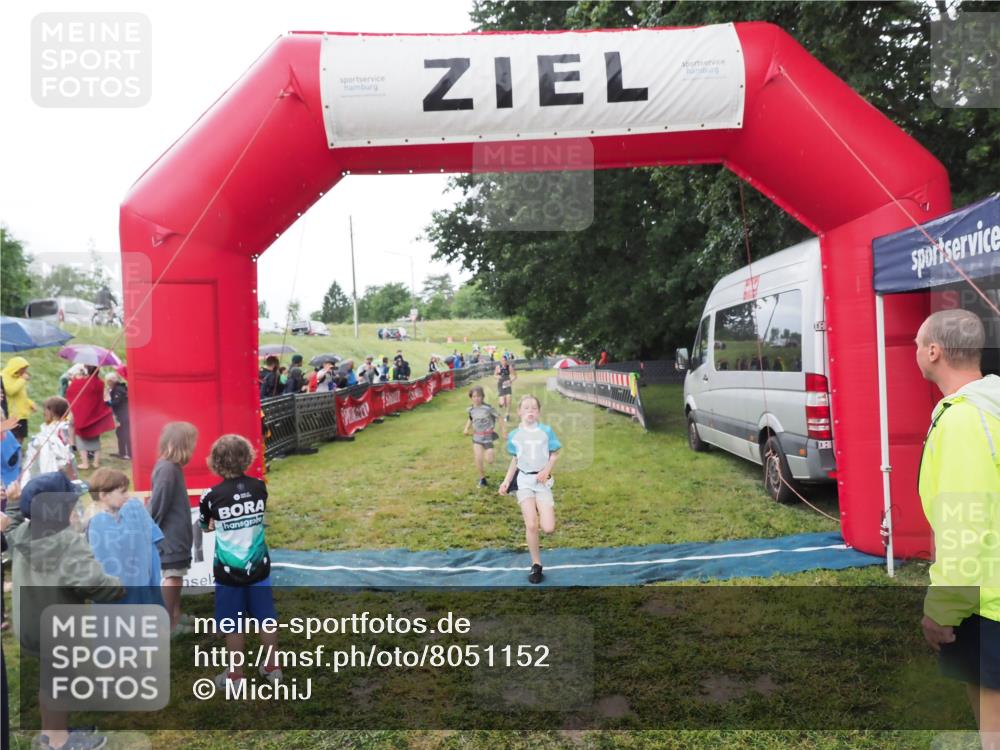 21.06.2025 - 27. Vierlanden-Triathlon MichiJ http://msf.ph/oto/8051152 15.06.2026 15:17:52 Ziel 1318, 1381, 1382 meine-sportfotos.de