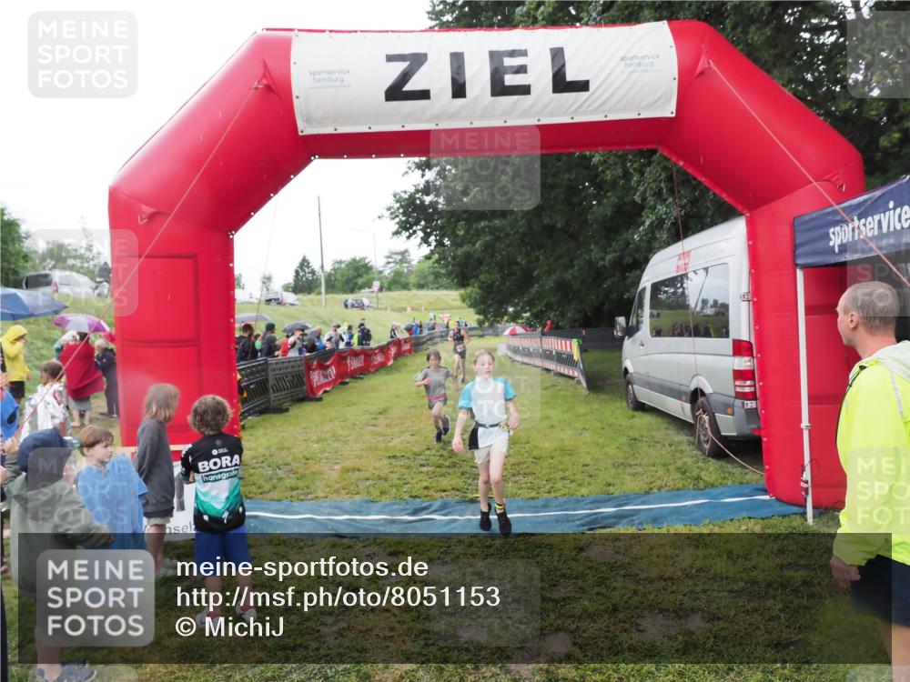 21.06.2025 - 27. Vierlanden-Triathlon MichiJ http://msf.ph/oto/8051153 15.06.2026 15:17:53 Ziel 1318, 1381, 1382 meine-sportfotos.de