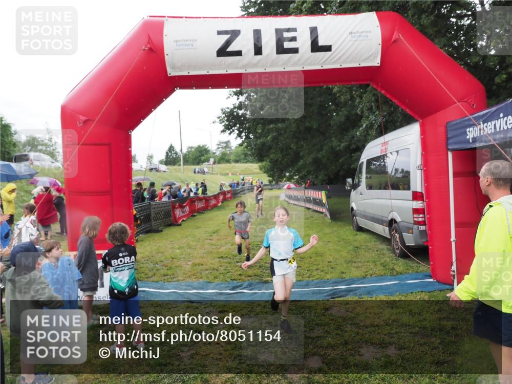 21.06.2025 - 27. Vierlanden-Triathlon MichiJ http://msf.ph/oto/8051154 15.06.2026 15:17:53 Ziel 1318, 1381, 1382 meine-sportfotos.de