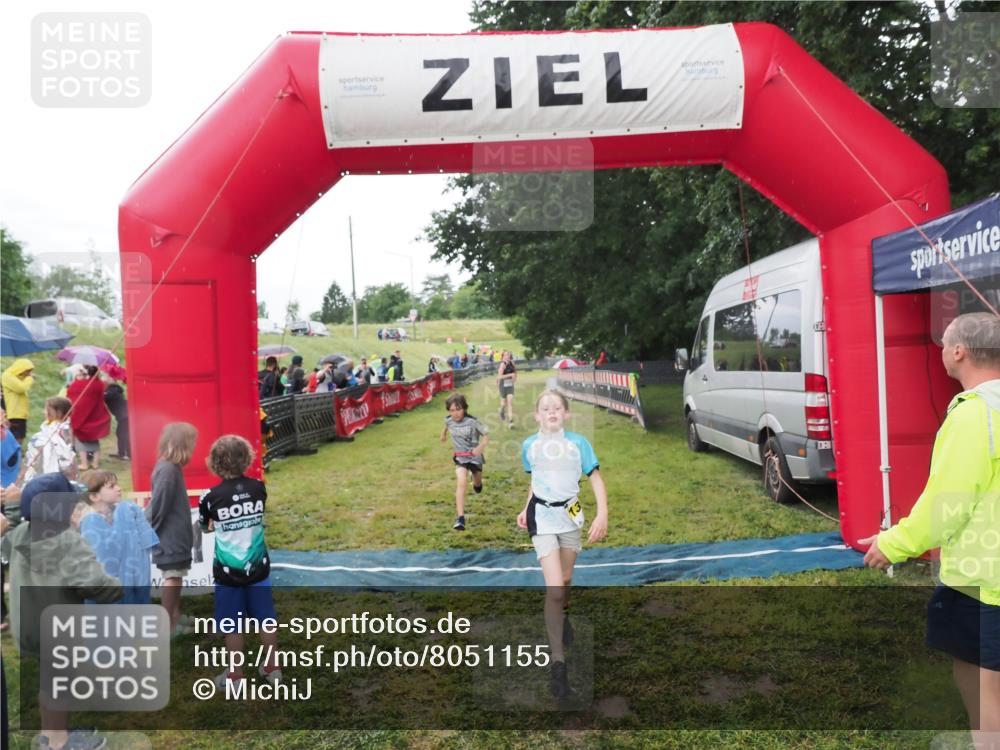 21.06.2025 - 27. Vierlanden-Triathlon MichiJ http://msf.ph/oto/8051155 15.06.2026 15:17:53 Ziel 1318, 1381, 1382 meine-sportfotos.de