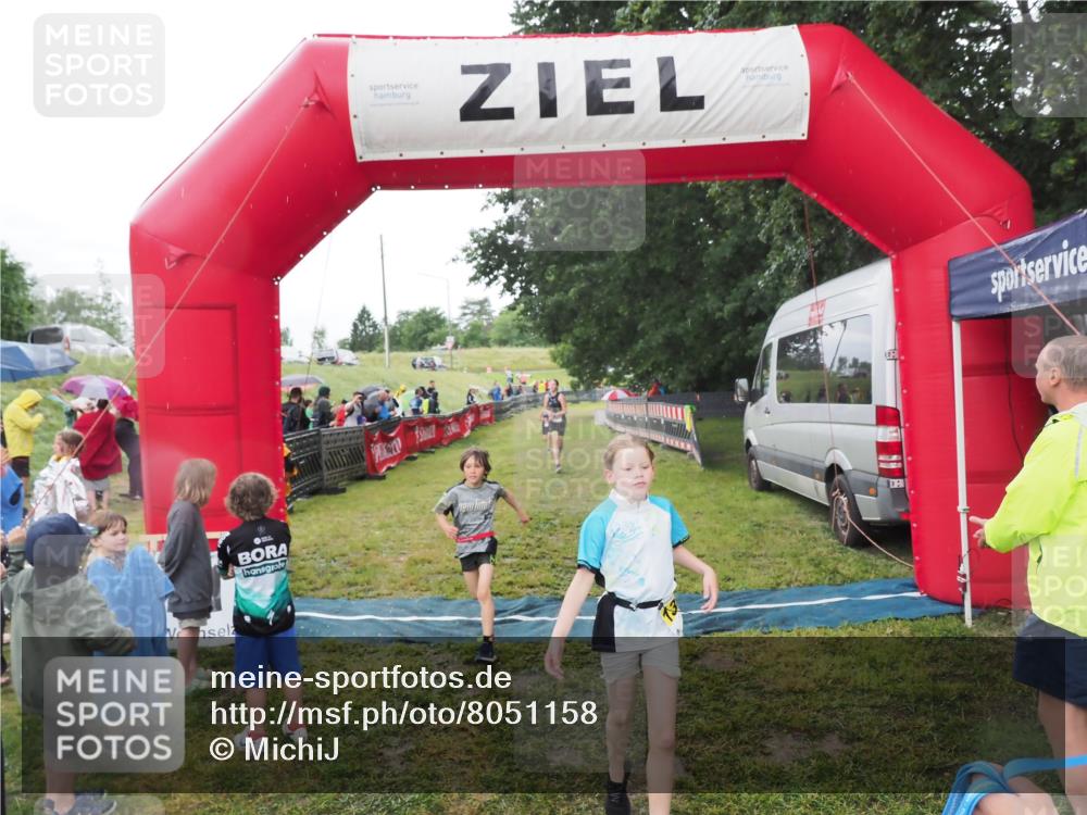 21.06.2025 - 27. Vierlanden-Triathlon MichiJ http://msf.ph/oto/8051158 15.06.2026 15:17:53 Ziel 1318, 1381, 1382 meine-sportfotos.de
