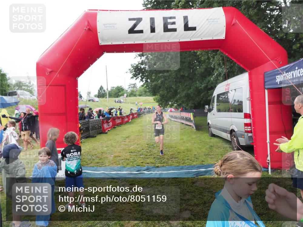 21.06.2025 - 27. Vierlanden-Triathlon MichiJ http://msf.ph/oto/8051159 15.06.2026 15:17:55 Ziel 1318, 1381, 1382 meine-sportfotos.de
