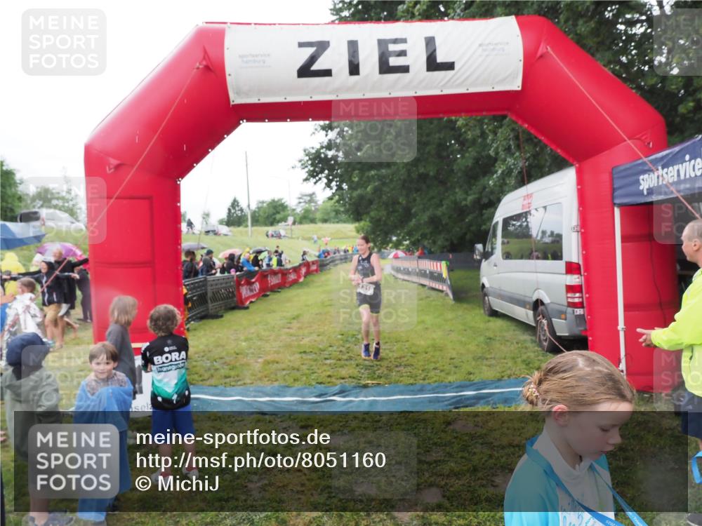 21.06.2025 - 27. Vierlanden-Triathlon MichiJ http://msf.ph/oto/8051160 15.06.2026 15:17:55 Ziel 1318, 1381, 1382 meine-sportfotos.de