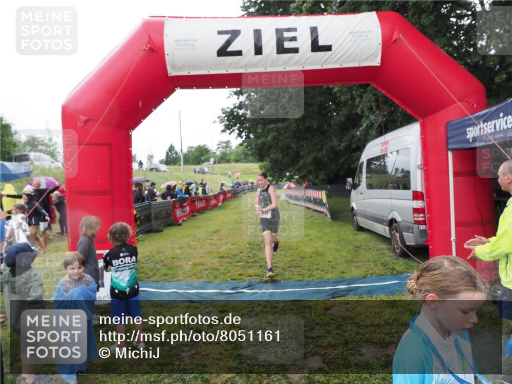 21.06.2025 - 27. Vierlanden-Triathlon MichiJ http://msf.ph/oto/8051161 15.06.2026 15:17:56 Ziel 1318, 1381, 1382 meine-sportfotos.de