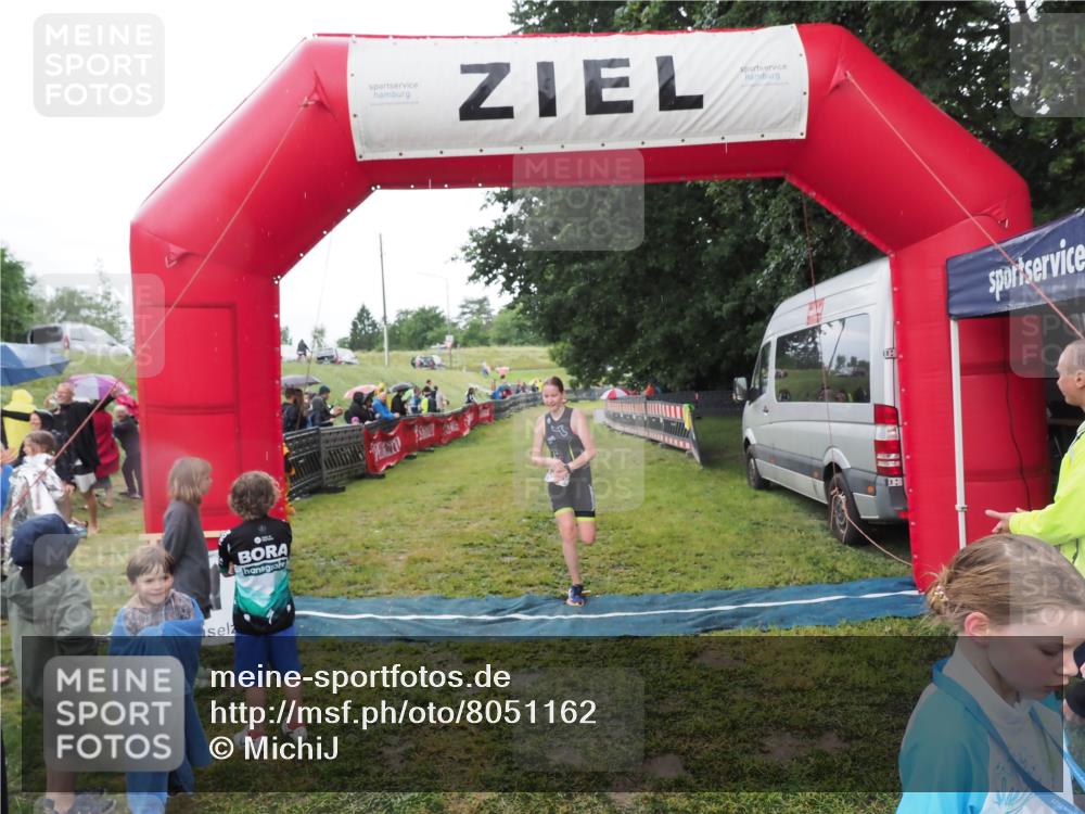 21.06.2025 - 27. Vierlanden-Triathlon MichiJ http://msf.ph/oto/8051162 15.06.2026 15:17:56 Ziel 1318, 1381, 1382 meine-sportfotos.de