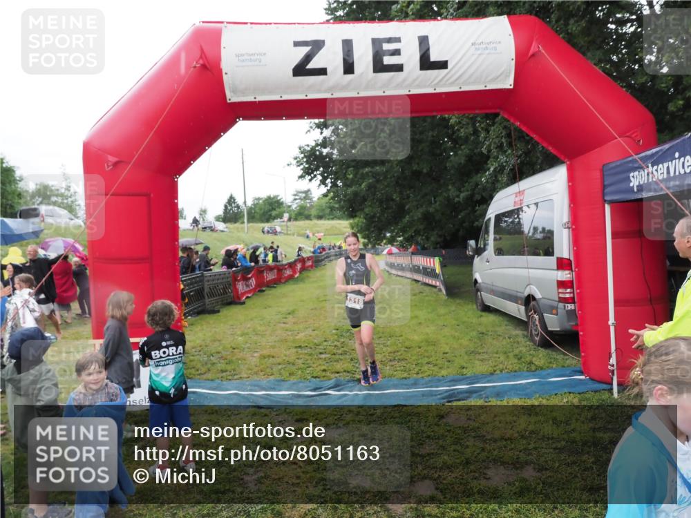 21.06.2025 - 27. Vierlanden-Triathlon MichiJ http://msf.ph/oto/8051163 15.06.2026 15:17:56 Ziel 1318, 1381, 1382 meine-sportfotos.de