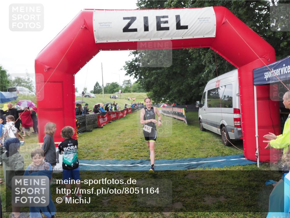21.06.2025 - 27. Vierlanden-Triathlon MichiJ http://msf.ph/oto/8051164 15.06.2026 15:17:56 Ziel 1318, 1381, 1382 meine-sportfotos.de