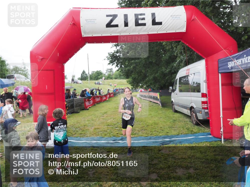 21.06.2025 - 27. Vierlanden-Triathlon MichiJ http://msf.ph/oto/8051165 15.06.2026 15:17:56 Ziel 1318, 1381, 1382 meine-sportfotos.de