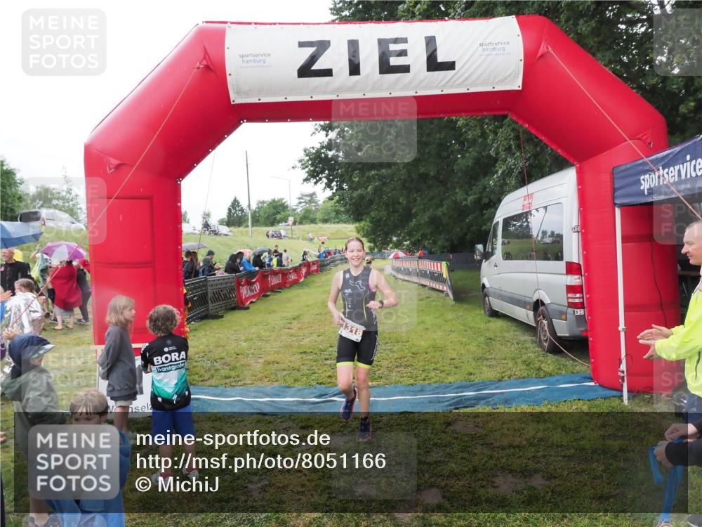 21.06.2025 - 27. Vierlanden-Triathlon MichiJ http://msf.ph/oto/8051166 15.06.2026 15:17:56 Ziel 1318, 1381, 1382 meine-sportfotos.de