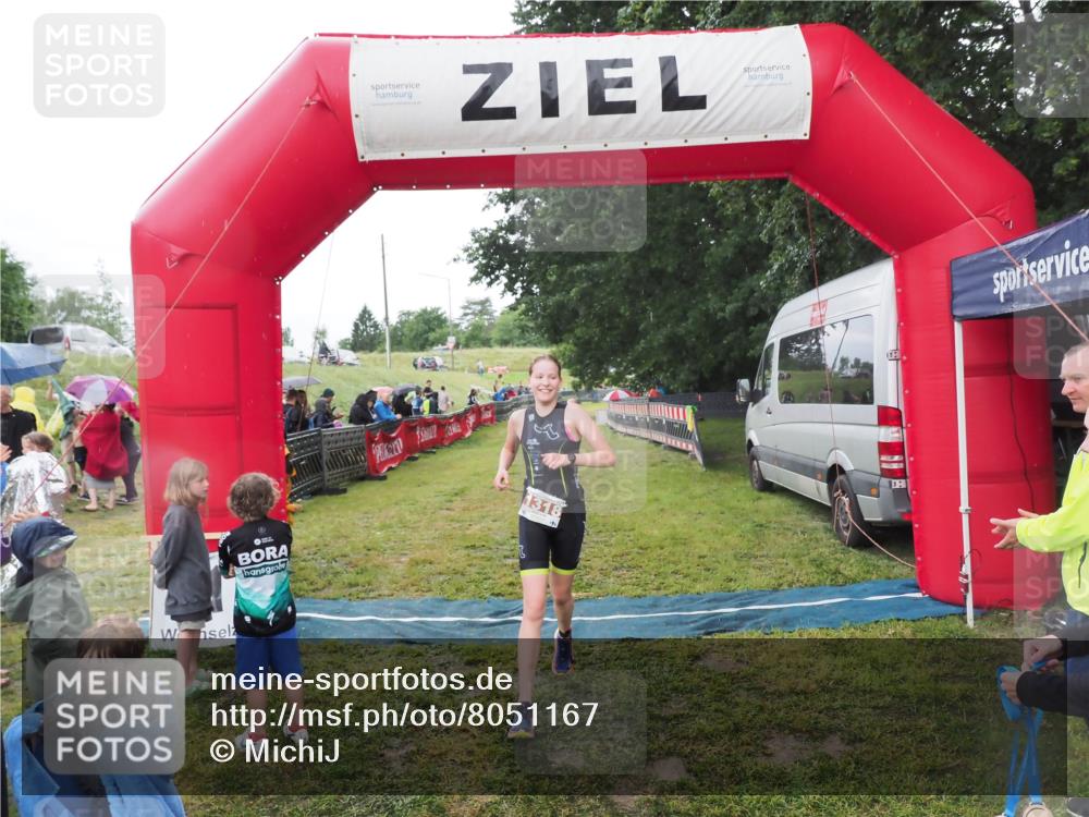 21.06.2025 - 27. Vierlanden-Triathlon MichiJ http://msf.ph/oto/8051167 15.06.2026 15:17:56 Ziel 1318, 1381, 1382 meine-sportfotos.de