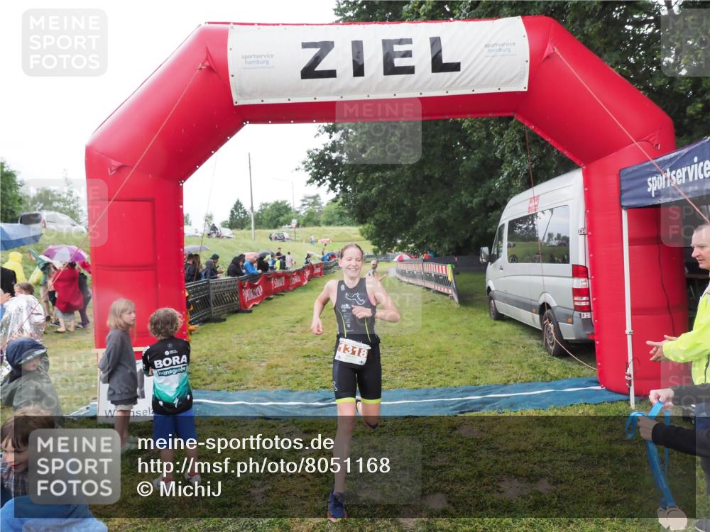 21.06.2025 - 27. Vierlanden-Triathlon MichiJ http://msf.ph/oto/8051168 15.06.2026 15:17:56 Ziel 1318, 1381, 1382 meine-sportfotos.de