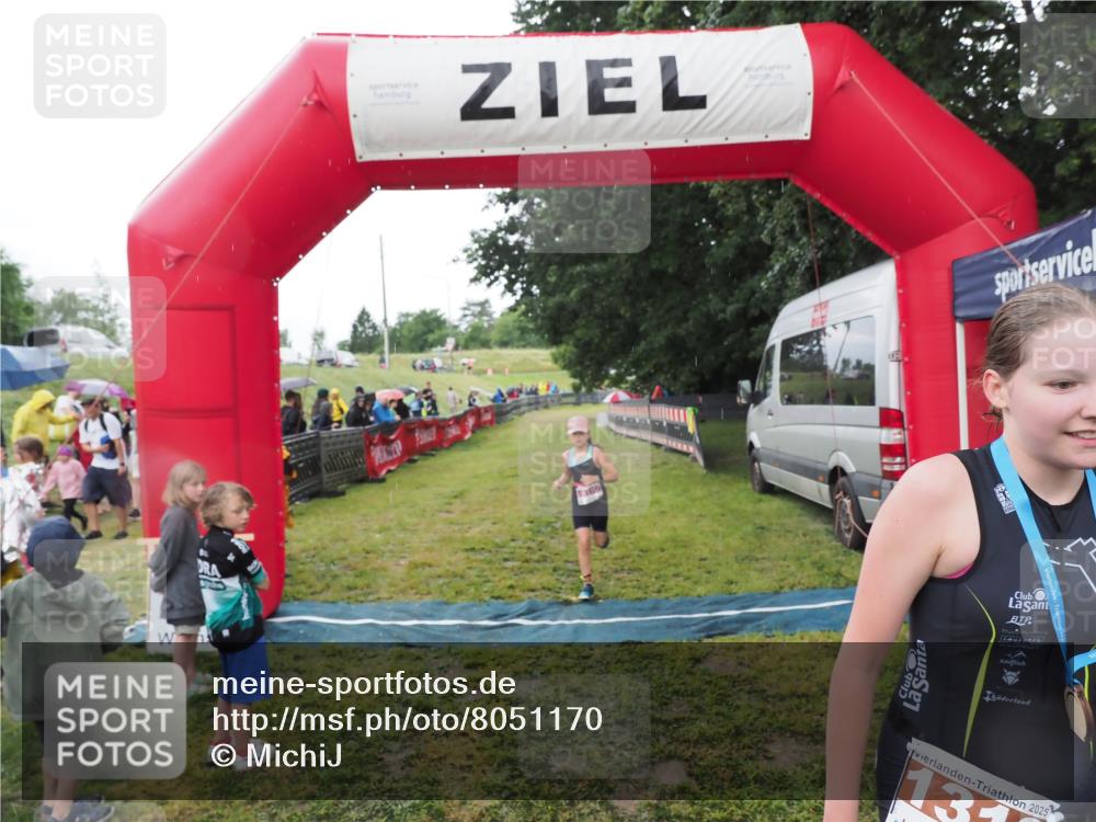 21.06.2025 - 27. Vierlanden-Triathlon MichiJ http://msf.ph/oto/8051170 15.06.2026 15:18:00 Ziel 1318, 1381 meine-sportfotos.de