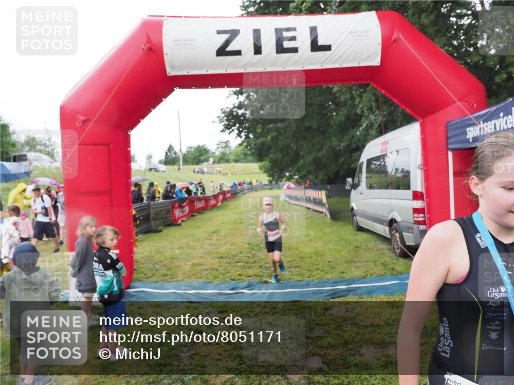 21.06.2025 - 27. Vierlanden-Triathlon MichiJ http://msf.ph/oto/8051171 15.06.2026 15:18:00 Ziel 1318, 1381 meine-sportfotos.de