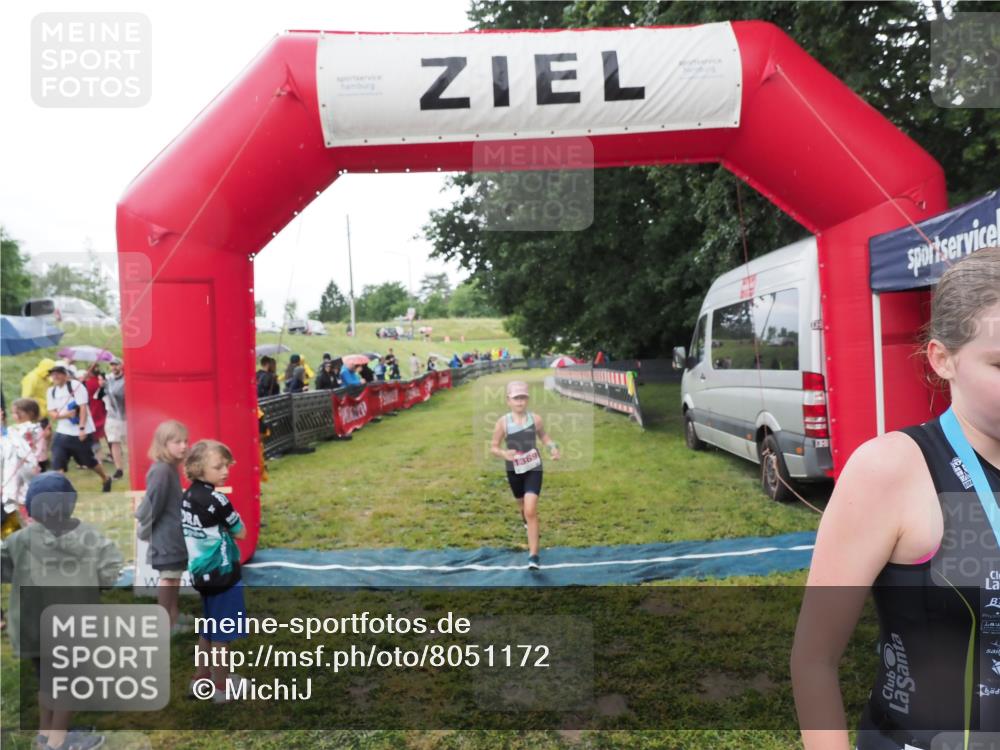 21.06.2025 - 27. Vierlanden-Triathlon MichiJ http://msf.ph/oto/8051172 15.06.2026 15:18:00 Ziel 1318, 1381 meine-sportfotos.de