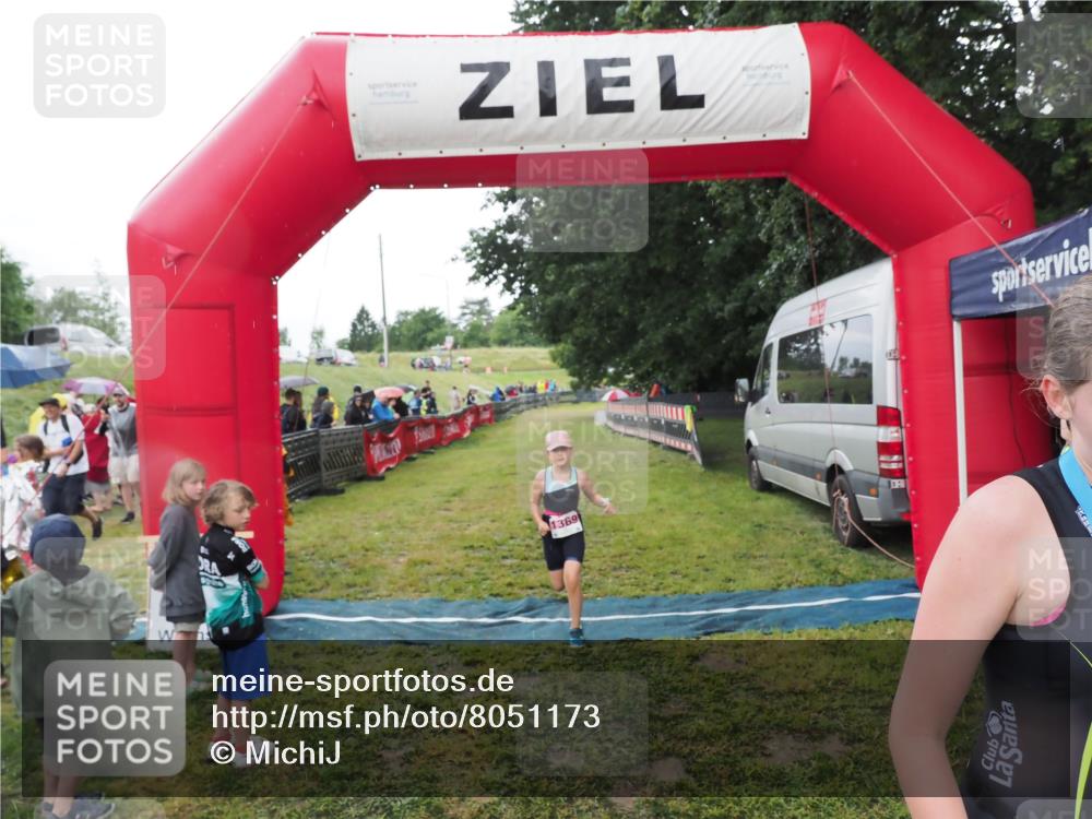 21.06.2025 - 27. Vierlanden-Triathlon MichiJ http://msf.ph/oto/8051173 15.06.2026 15:18:00 Ziel 1318, 1381 meine-sportfotos.de