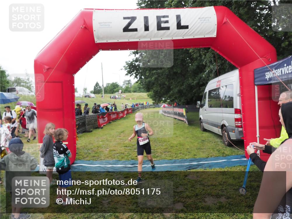 21.06.2025 - 27. Vierlanden-Triathlon MichiJ http://msf.ph/oto/8051175 15.06.2026 15:18:01 Ziel 1318 meine-sportfotos.de