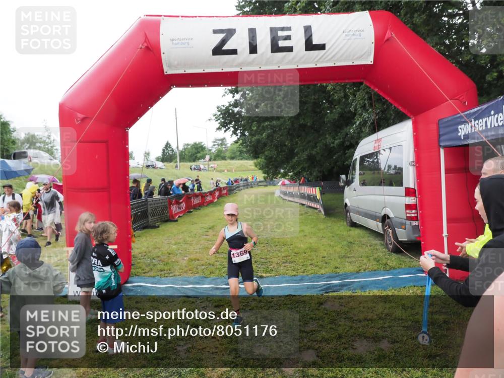 21.06.2025 - 27. Vierlanden-Triathlon MichiJ http://msf.ph/oto/8051176 15.06.2026 15:18:01 Ziel 1318 meine-sportfotos.de