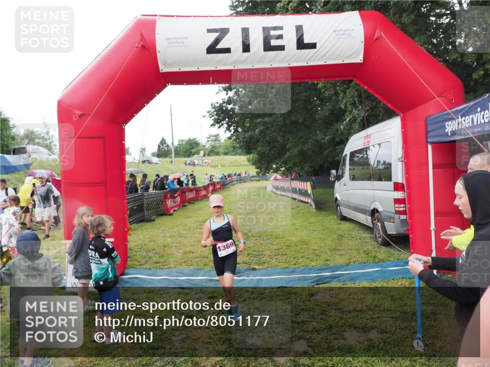 21.06.2025 - 27. Vierlanden-Triathlon MichiJ http://msf.ph/oto/8051177 15.06.2026 15:18:01 Ziel 1318 meine-sportfotos.de