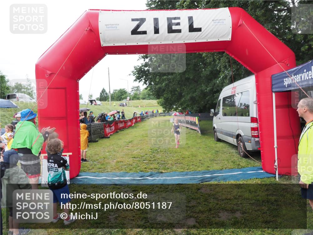 21.06.2025 - 27. Vierlanden-Triathlon MichiJ http://msf.ph/oto/8051187 15.06.2026 15:18:34 Ziel 1379 meine-sportfotos.de