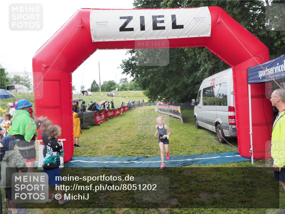 21.06.2025 - 27. Vierlanden-Triathlon MichiJ http://msf.ph/oto/8051202 15.06.2026 15:18:36 Ziel 1379 meine-sportfotos.de