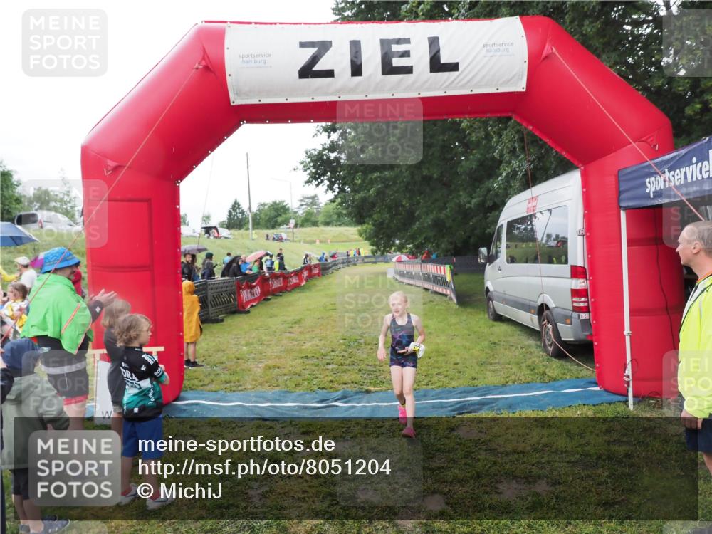 21.06.2025 - 27. Vierlanden-Triathlon MichiJ http://msf.ph/oto/8051204 15.06.2026 15:18:36 Ziel 1379 meine-sportfotos.de