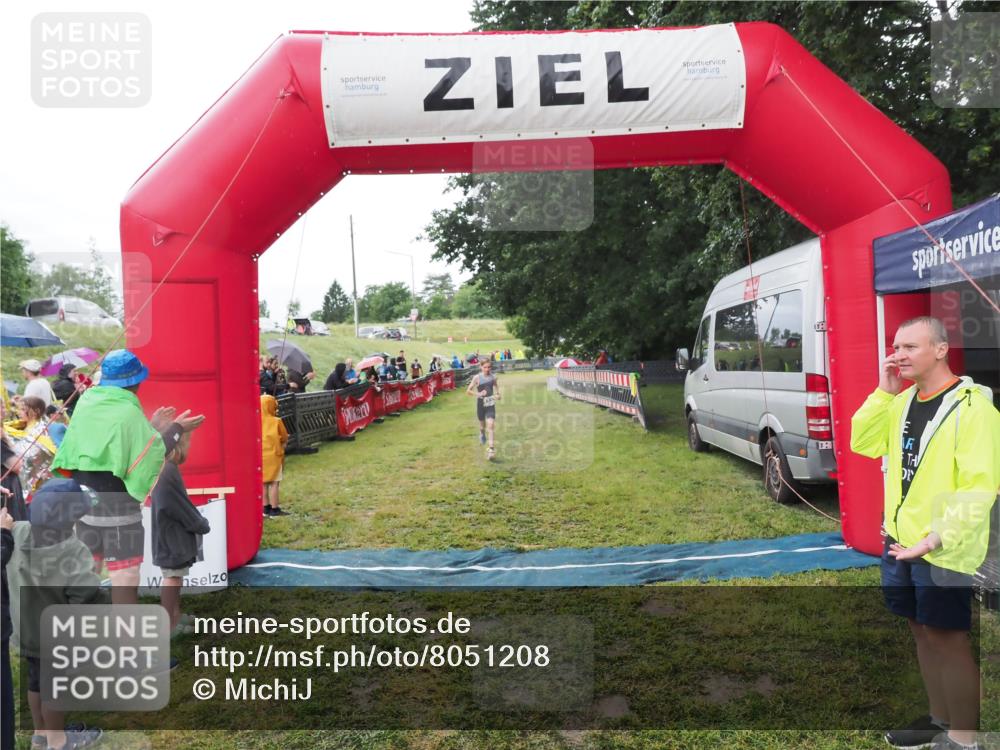 21.06.2025 - 27. Vierlanden-Triathlon MichiJ http://msf.ph/oto/8051208 15.06.2026 15:18:47 Ziel 1333 meine-sportfotos.de