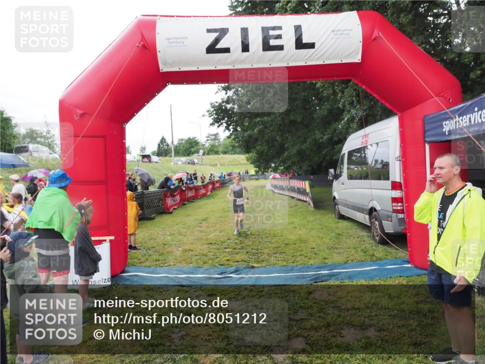 21.06.2025 - 27. Vierlanden-Triathlon MichiJ http://msf.ph/oto/8051212 15.06.2026 15:18:48 Ziel 1333 meine-sportfotos.de