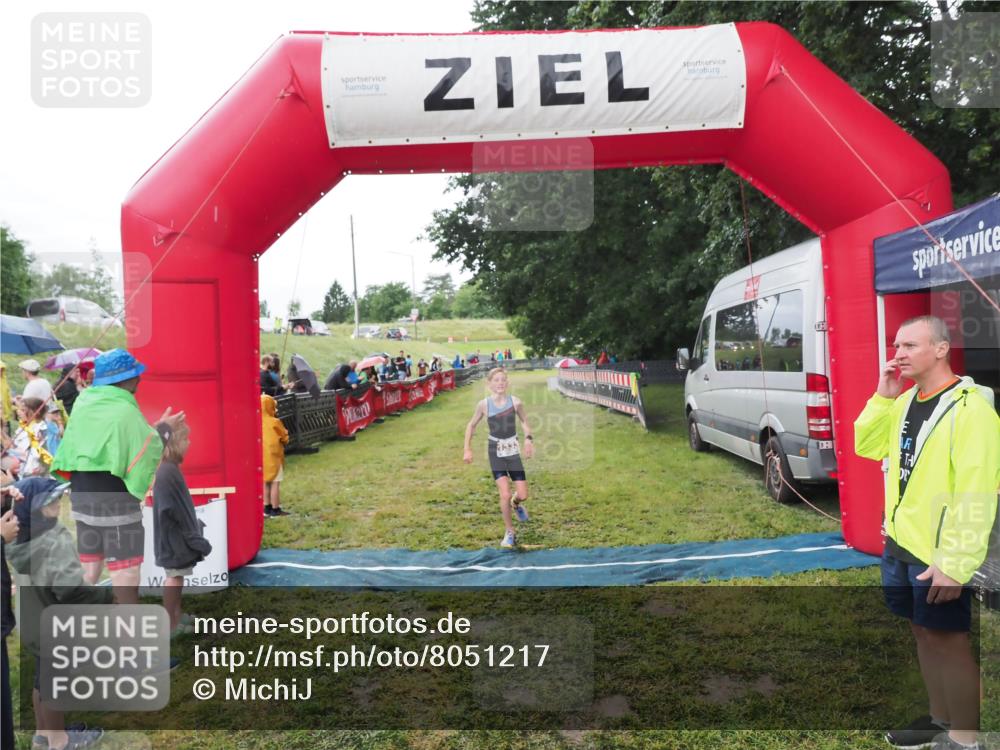 21.06.2025 - 27. Vierlanden-Triathlon MichiJ http://msf.ph/oto/8051217 15.06.2026 15:18:48 Ziel 1333 meine-sportfotos.de