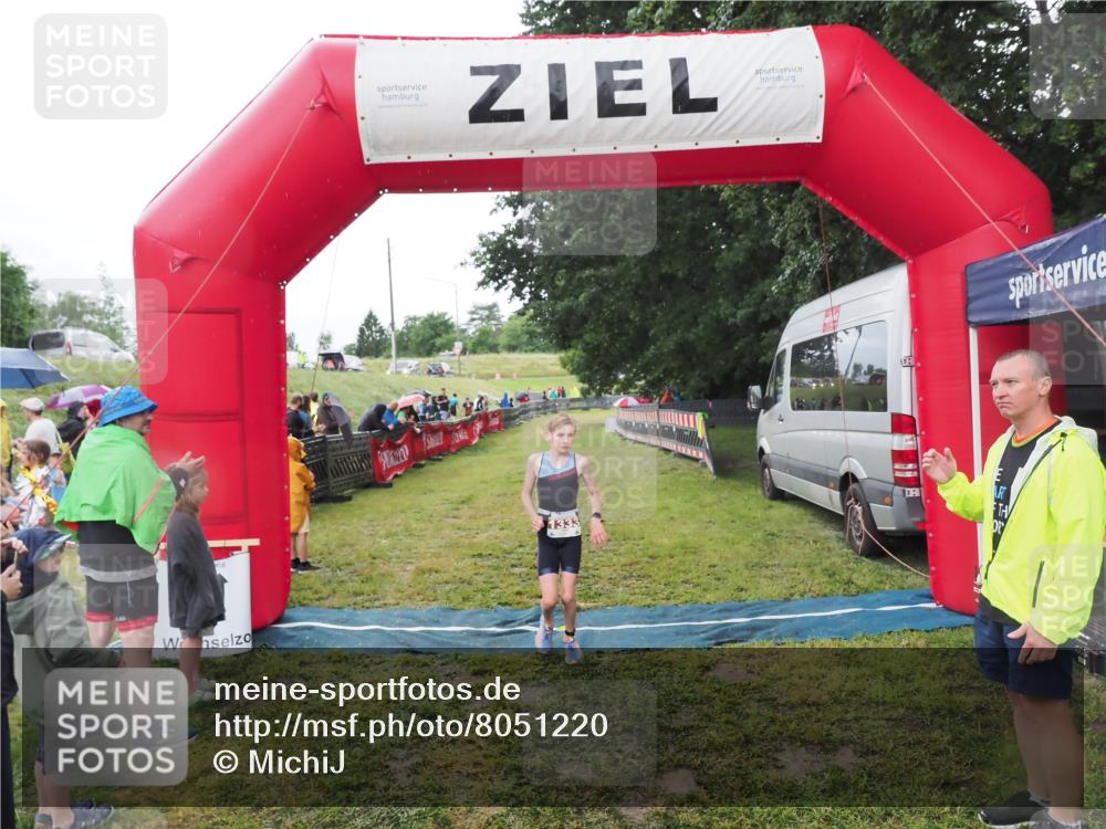21.06.2025 - 27. Vierlanden-Triathlon MichiJ http://msf.ph/oto/8051220 15.06.2026 15:18:49 Ziel 1333 meine-sportfotos.de