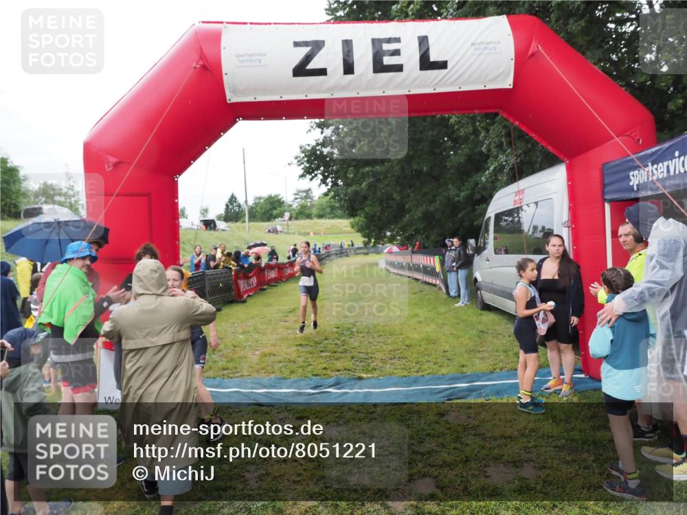 21.06.2025 - 27. Vierlanden-Triathlon MichiJ http://msf.ph/oto/8051221 15.06.2026 15:19:56 Ziel 1345, 1371 meine-sportfotos.de