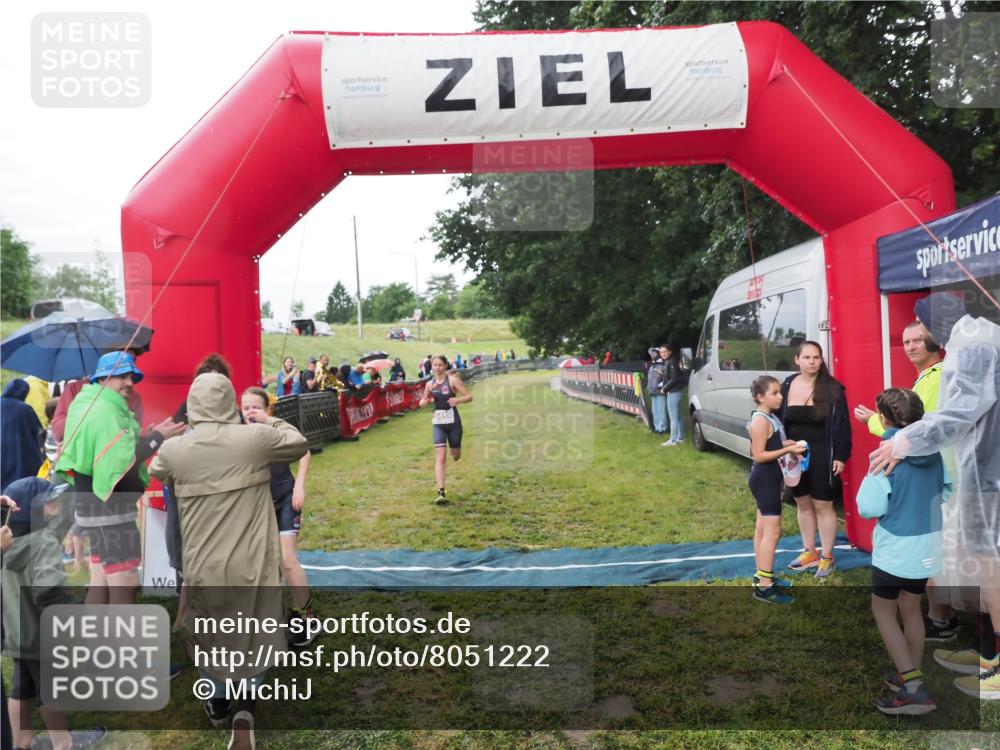 21.06.2025 - 27. Vierlanden-Triathlon MichiJ http://msf.ph/oto/8051222 15.06.2026 15:19:56 Ziel 1345, 1371 meine-sportfotos.de