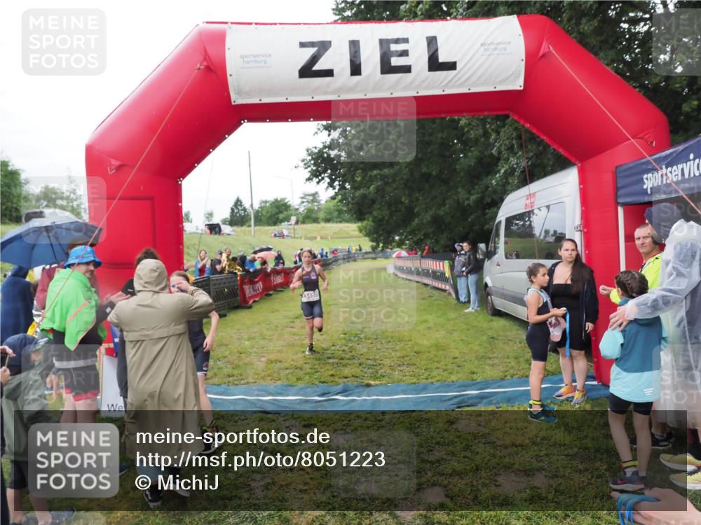 21.06.2025 - 27. Vierlanden-Triathlon MichiJ http://msf.ph/oto/8051223 15.06.2026 15:19:57 Ziel 1345, 1371 meine-sportfotos.de