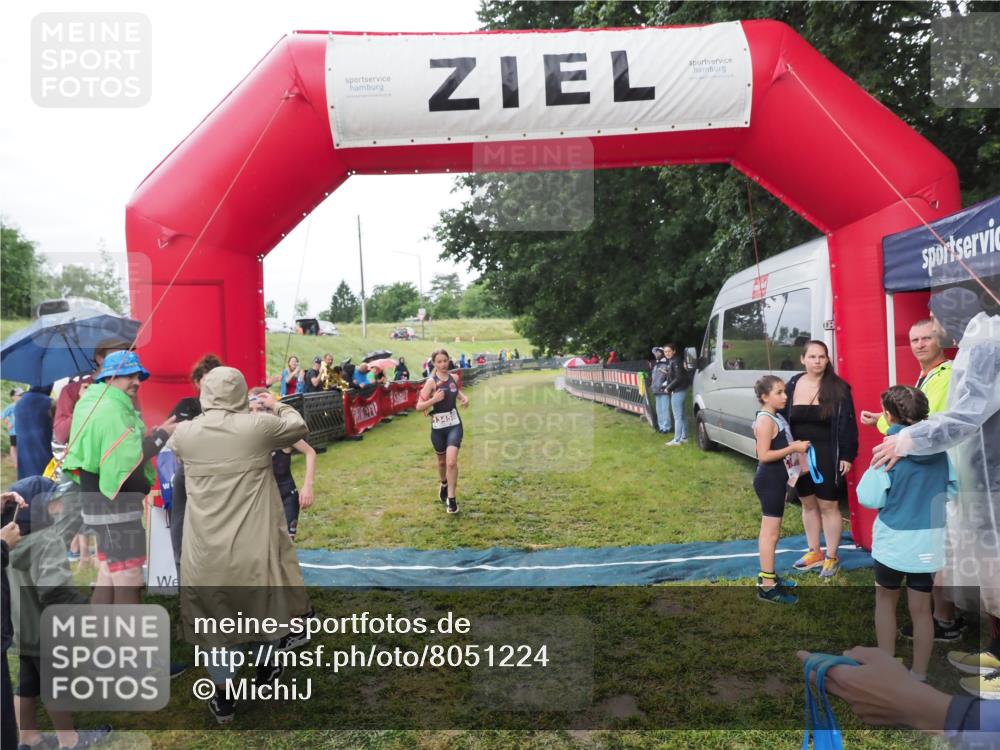 21.06.2025 - 27. Vierlanden-Triathlon MichiJ http://msf.ph/oto/8051224 15.06.2026 15:19:57 Ziel 1345, 1371 meine-sportfotos.de