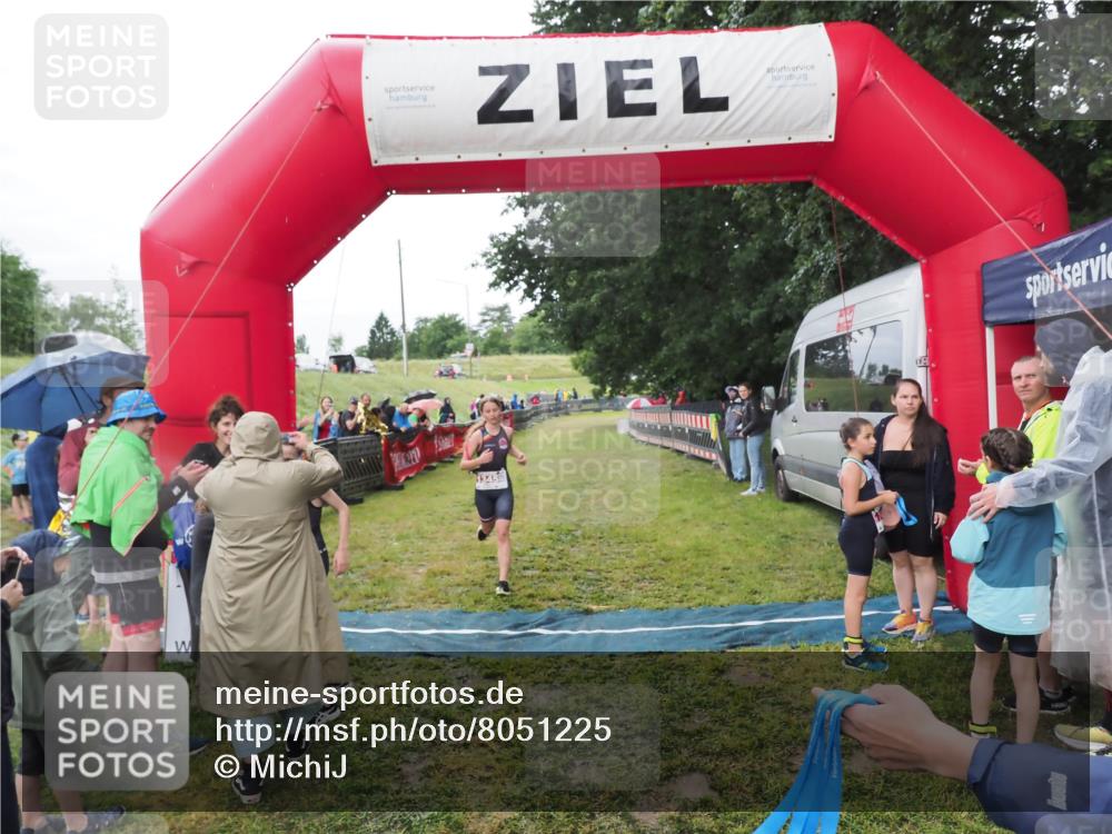 21.06.2025 - 27. Vierlanden-Triathlon MichiJ http://msf.ph/oto/8051225 15.06.2026 15:19:57 Ziel 1345, 1371 meine-sportfotos.de
