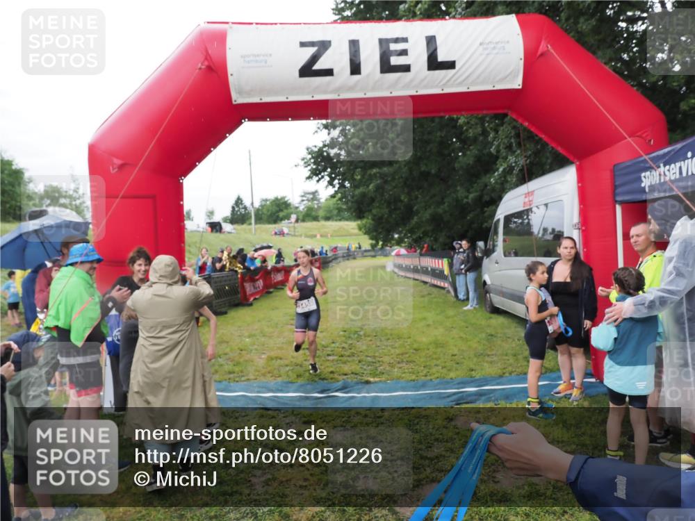 21.06.2025 - 27. Vierlanden-Triathlon MichiJ http://msf.ph/oto/8051226 15.06.2026 15:19:57 Ziel 1345, 1371 meine-sportfotos.de