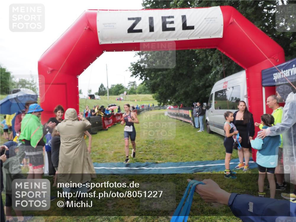 21.06.2025 - 27. Vierlanden-Triathlon MichiJ http://msf.ph/oto/8051227 15.06.2026 15:19:57 Ziel 1345, 1371 meine-sportfotos.de