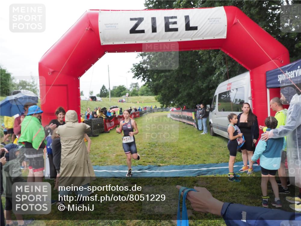 21.06.2025 - 27. Vierlanden-Triathlon MichiJ http://msf.ph/oto/8051229 15.06.2026 15:19:57 Ziel 1345, 1371 meine-sportfotos.de