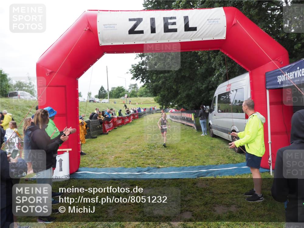 21.06.2025 - 27. Vierlanden-Triathlon MichiJ http://msf.ph/oto/8051232 15.06.2026 15:21:08 Ziel 1363, 1367 meine-sportfotos.de