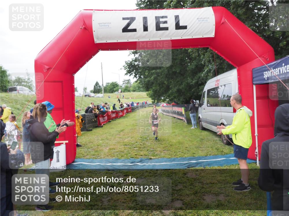 21.06.2025 - 27. Vierlanden-Triathlon MichiJ http://msf.ph/oto/8051233 15.06.2026 15:21:08 Ziel 1363, 1367 meine-sportfotos.de