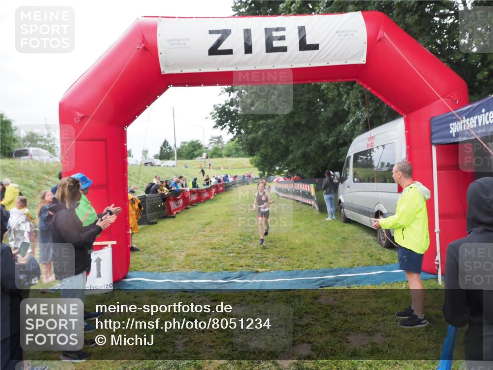 21.06.2025 - 27. Vierlanden-Triathlon MichiJ http://msf.ph/oto/8051234 15.06.2026 15:21:08 Ziel 1363, 1367 meine-sportfotos.de