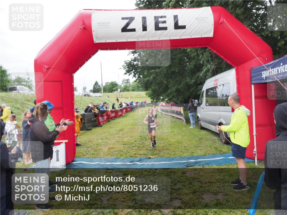 21.06.2025 - 27. Vierlanden-Triathlon MichiJ http://msf.ph/oto/8051236 15.06.2026 15:21:08 Ziel 1363, 1367 meine-sportfotos.de