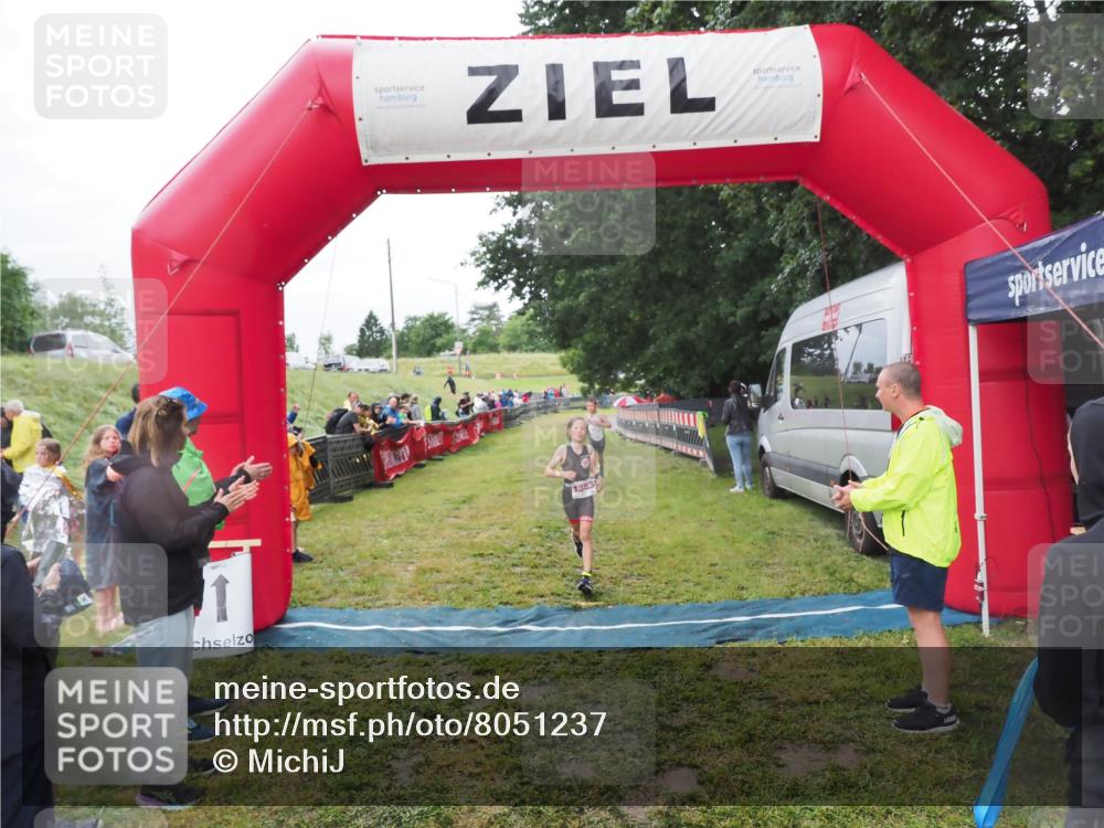 21.06.2025 - 27. Vierlanden-Triathlon MichiJ http://msf.ph/oto/8051237 15.06.2026 15:21:08 Ziel 1363, 1367 meine-sportfotos.de