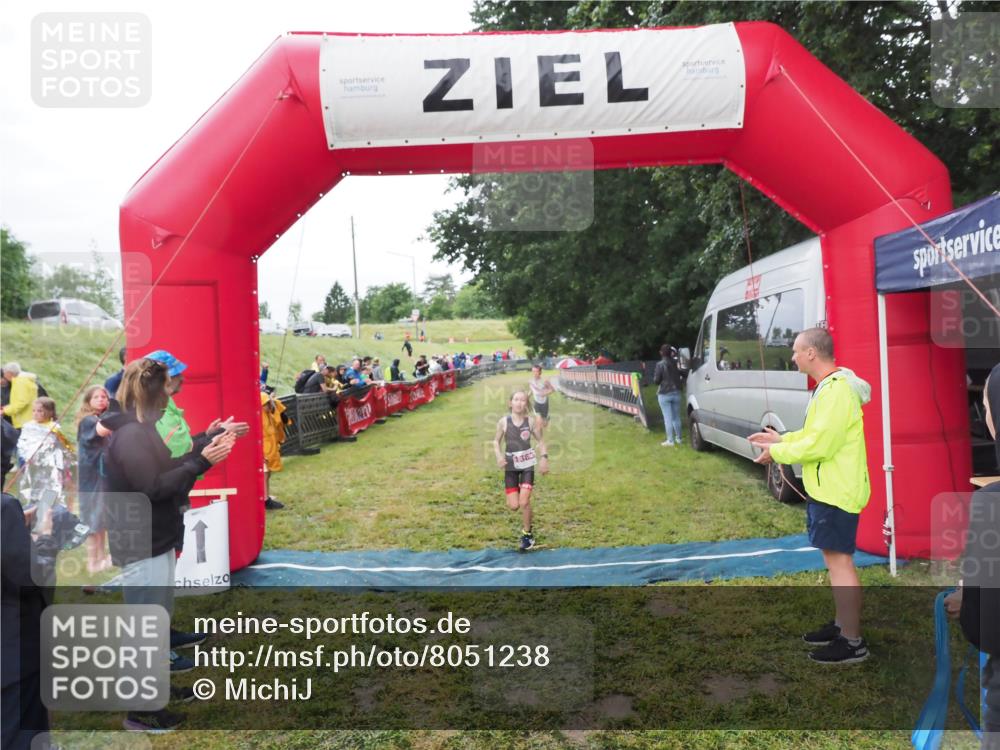 21.06.2025 - 27. Vierlanden-Triathlon MichiJ http://msf.ph/oto/8051238 15.06.2026 15:21:08 Ziel 1363, 1367 meine-sportfotos.de