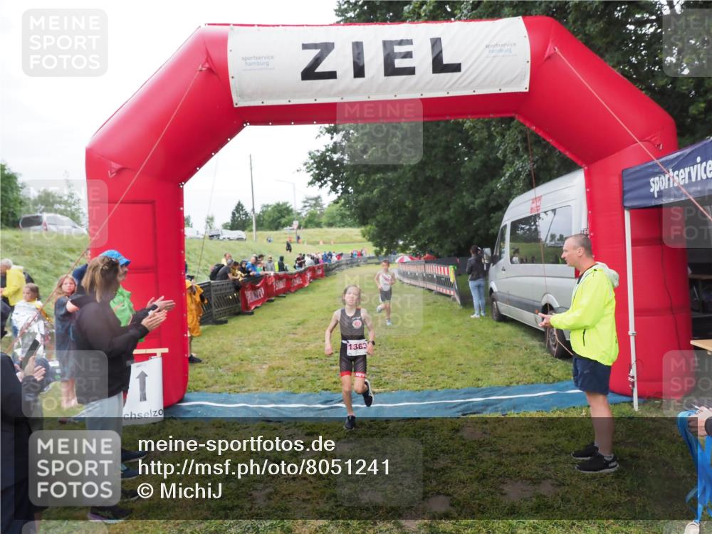 21.06.2025 - 27. Vierlanden-Triathlon MichiJ http://msf.ph/oto/8051241 15.06.2026 15:21:09 Ziel 1363, 1367 meine-sportfotos.de