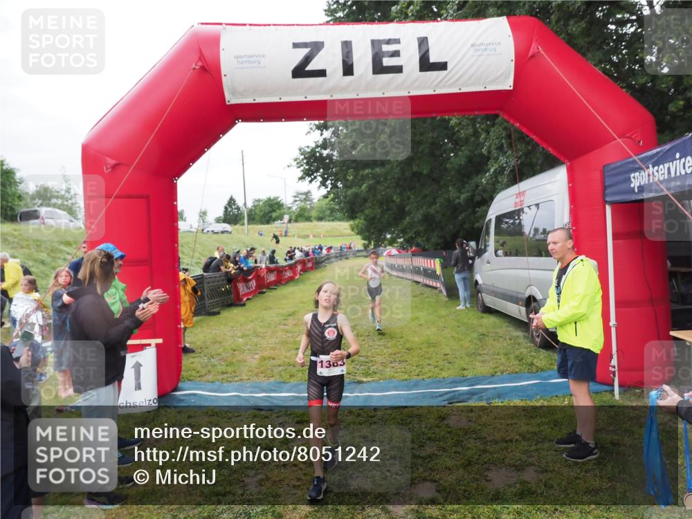 21.06.2025 - 27. Vierlanden-Triathlon MichiJ http://msf.ph/oto/8051242 15.06.2026 15:21:09 Ziel 1363, 1367 meine-sportfotos.de