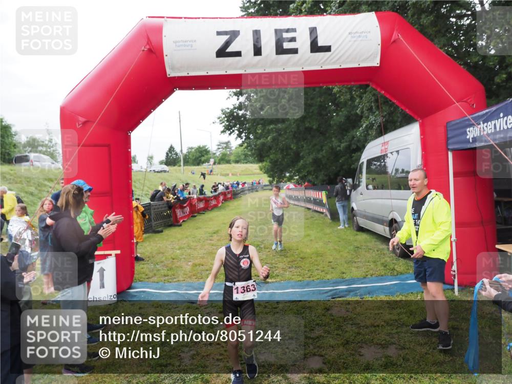 21.06.2025 - 27. Vierlanden-Triathlon MichiJ http://msf.ph/oto/8051244 15.06.2026 15:21:09 Ziel 1363, 1367 meine-sportfotos.de