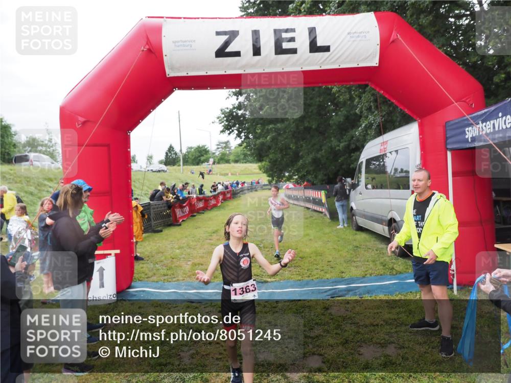 21.06.2025 - 27. Vierlanden-Triathlon MichiJ http://msf.ph/oto/8051245 15.06.2026 15:21:10 Ziel 1363, 1367 meine-sportfotos.de