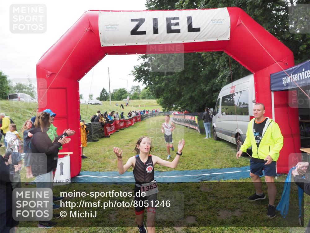 21.06.2025 - 27. Vierlanden-Triathlon MichiJ http://msf.ph/oto/8051246 15.06.2026 15:21:10 Ziel 1363, 1367 meine-sportfotos.de