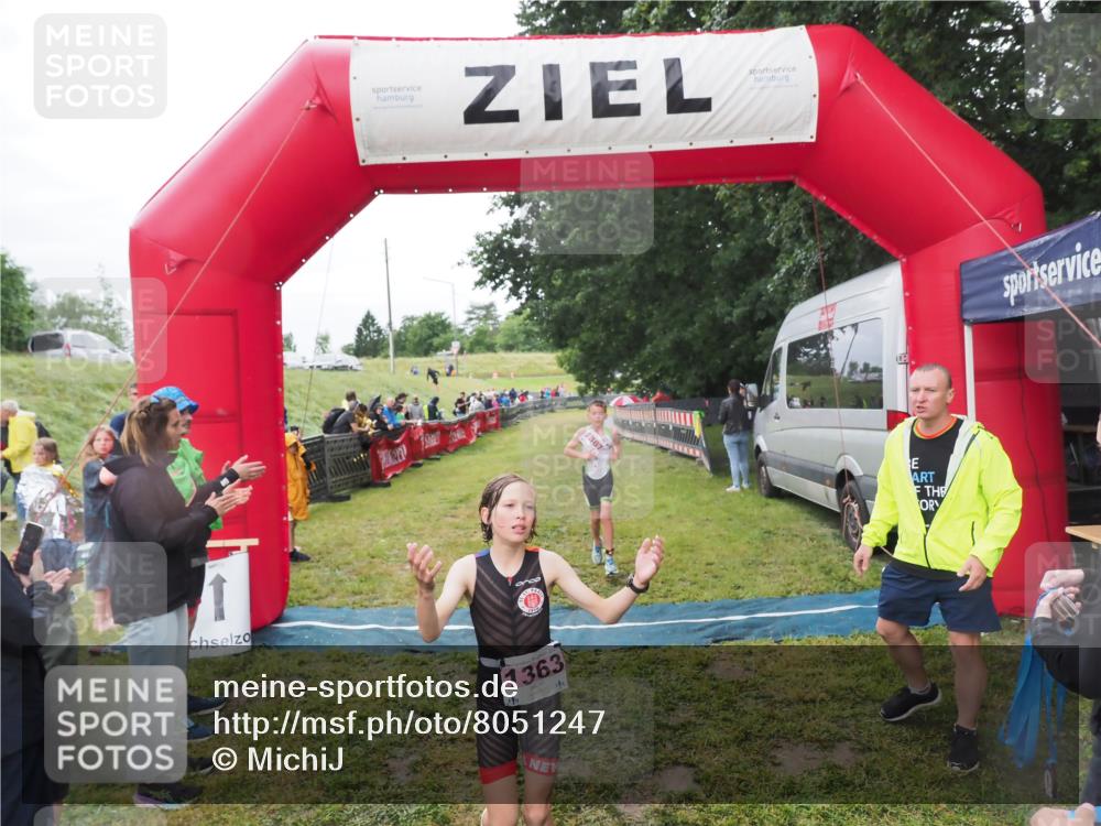 21.06.2025 - 27. Vierlanden-Triathlon MichiJ http://msf.ph/oto/8051247 15.06.2026 15:21:10 Ziel 1363, 1367 meine-sportfotos.de
