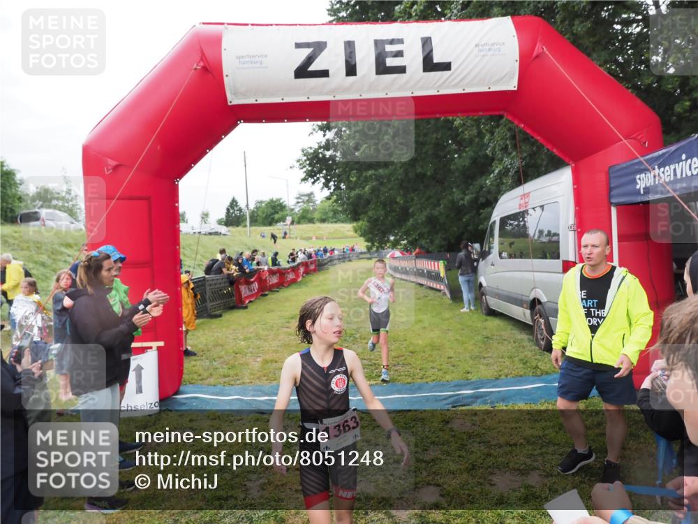21.06.2025 - 27. Vierlanden-Triathlon MichiJ http://msf.ph/oto/8051248 15.06.2026 15:21:10 Ziel 1363, 1367 meine-sportfotos.de